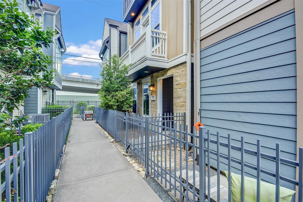 720 N Shepherd Drive - Photo 2