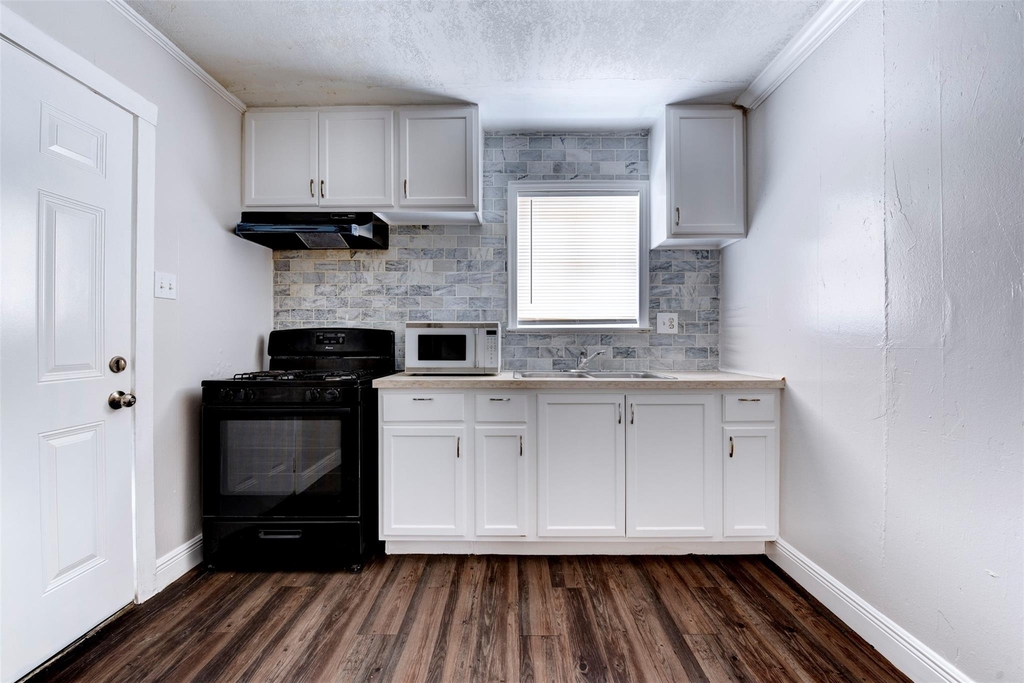 1209 Cabell St - Photo 3