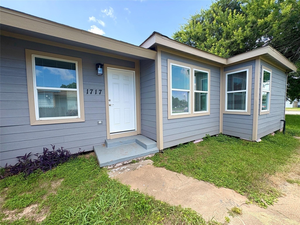1717 W 4th Street - Photo 0