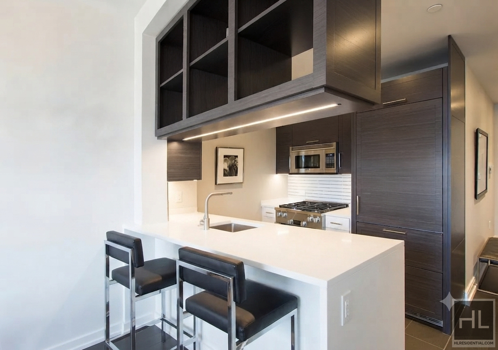 10th Avenue - Photo 0
