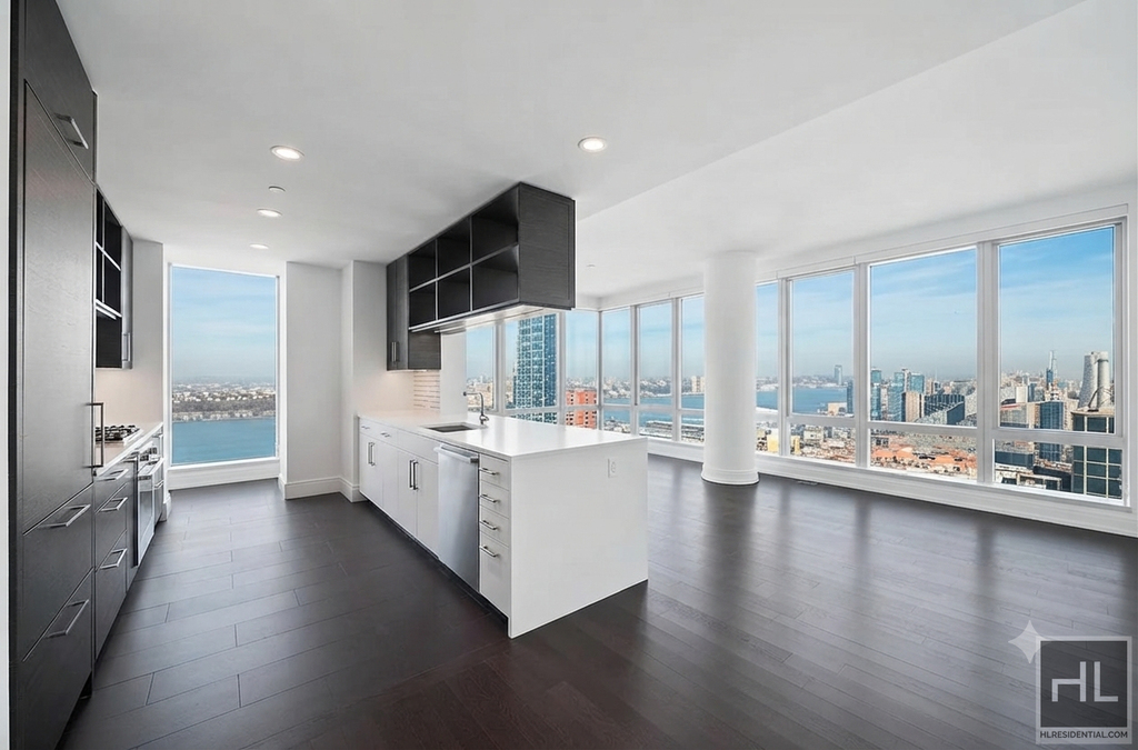 Tenth Avenue - Photo 0