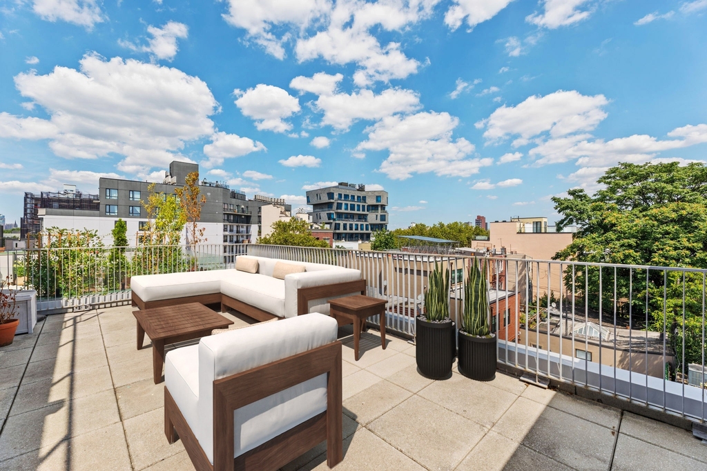 632 Lorimer Street - Photo 3