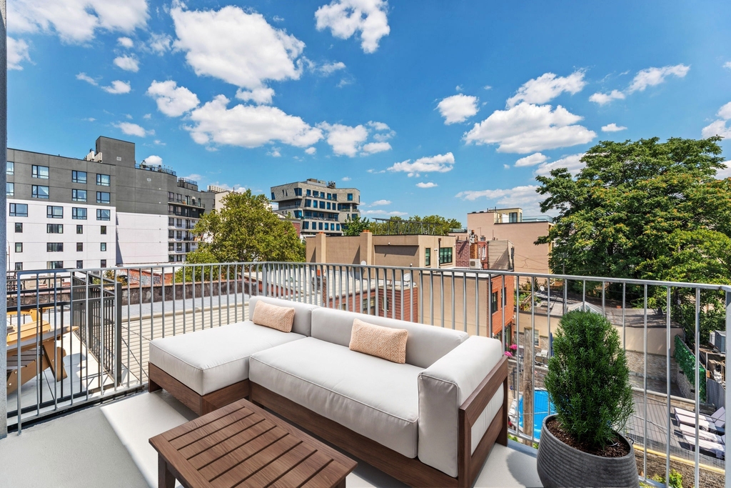 632 Lorimer Street - Photo 2