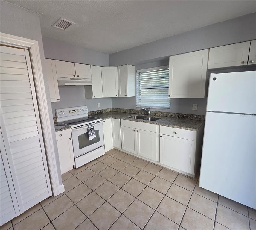 5720 N Lincoln Avenue - Photo 2