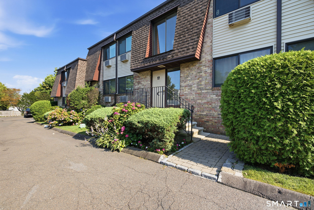 255 Strawberry Hill Avenue - Photo 0