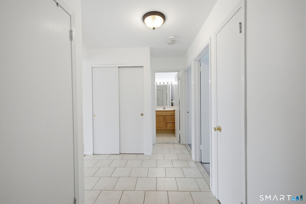 255 Strawberry Hill Avenue - Photo 2