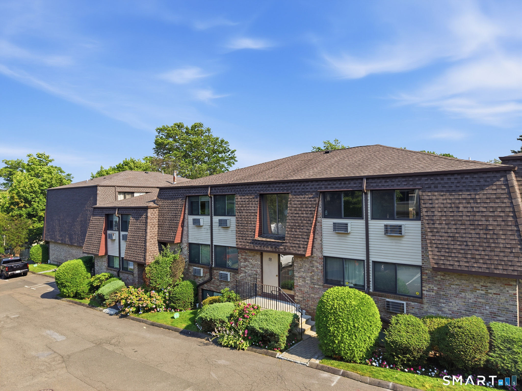 255 Strawberry Hill Avenue - Photo 1