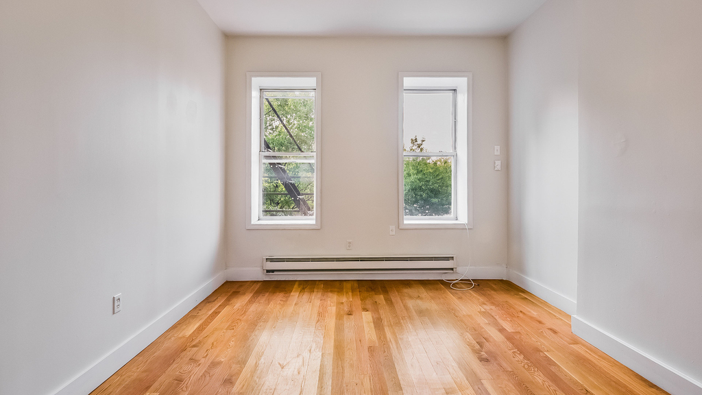 828 Halsey Street - Photo 2