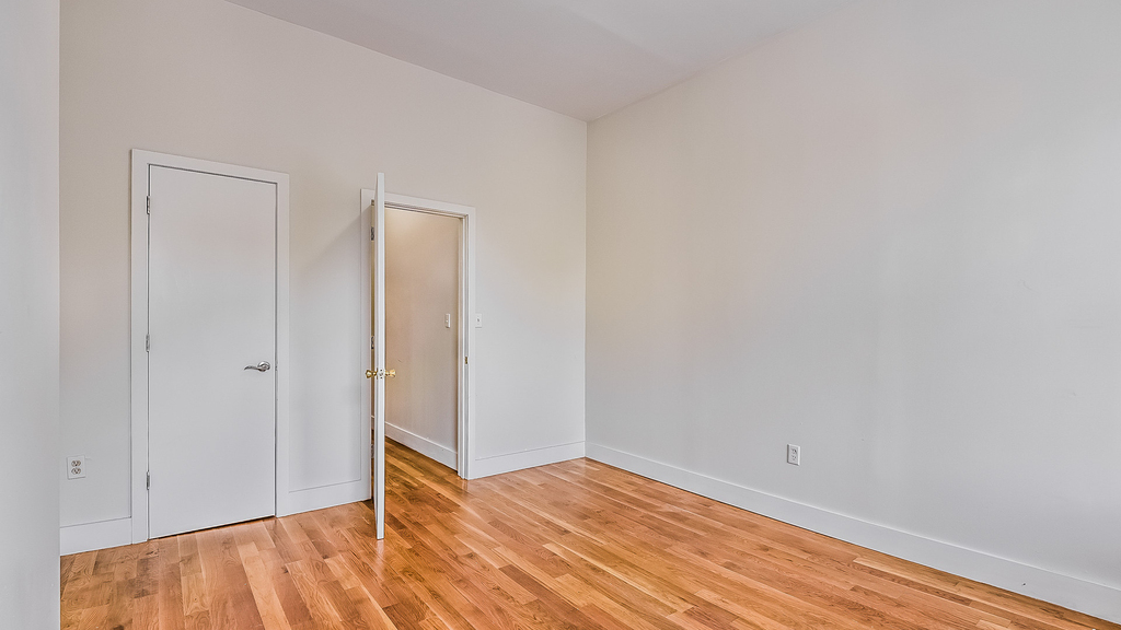 828 Halsey Street - Photo 4