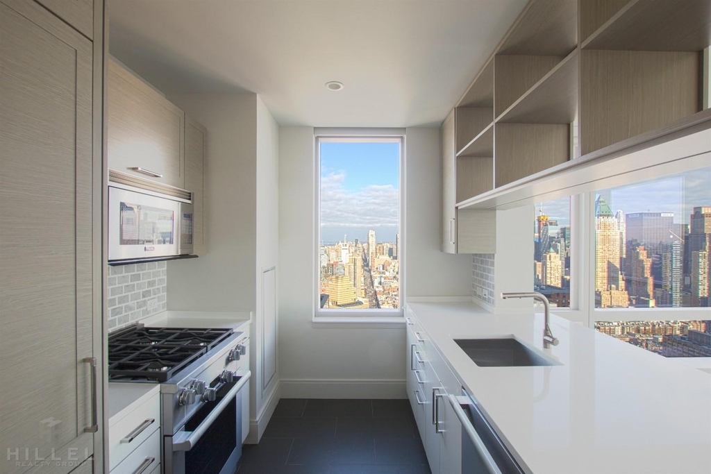 555 Tenth Avenue - Photo 2