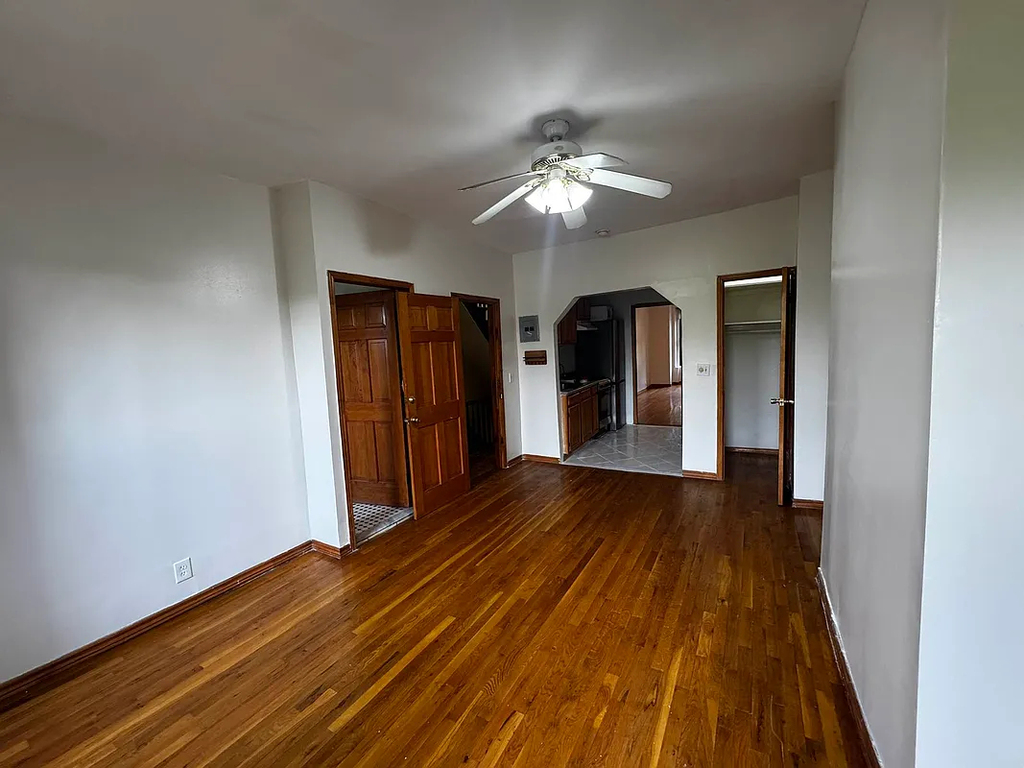 Bainbridge Street and Lewis Avenue - Photo 5
