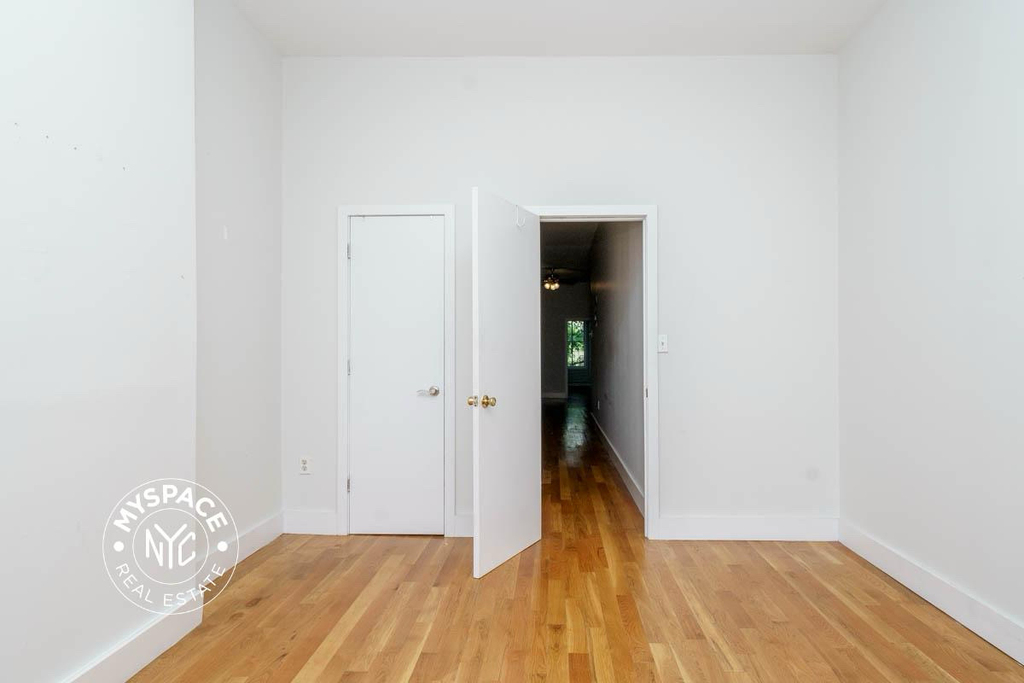 828 Halsey Street - Photo 3