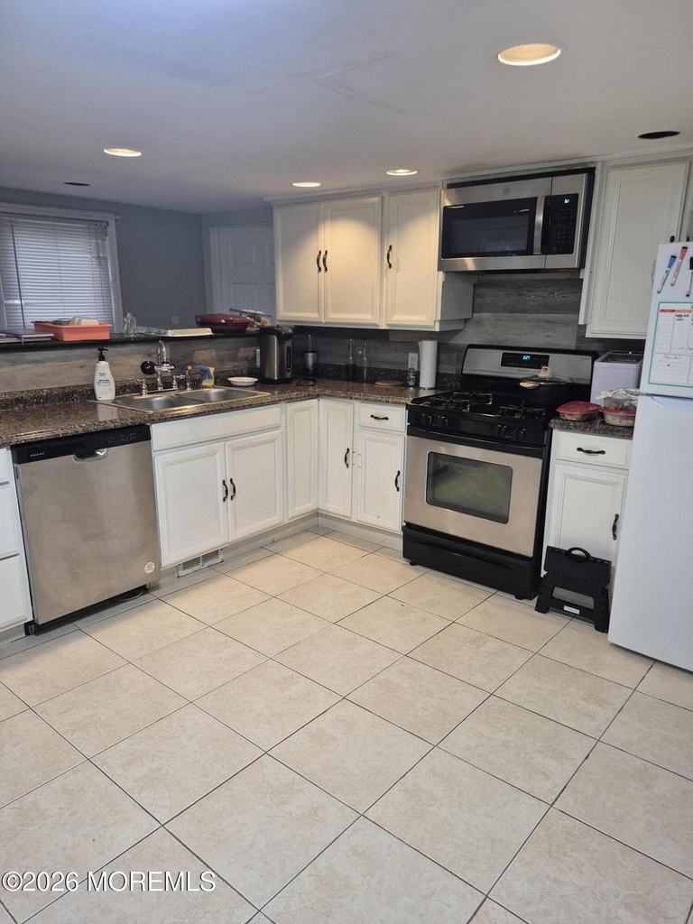 366 Lake Avenue - Photo 3