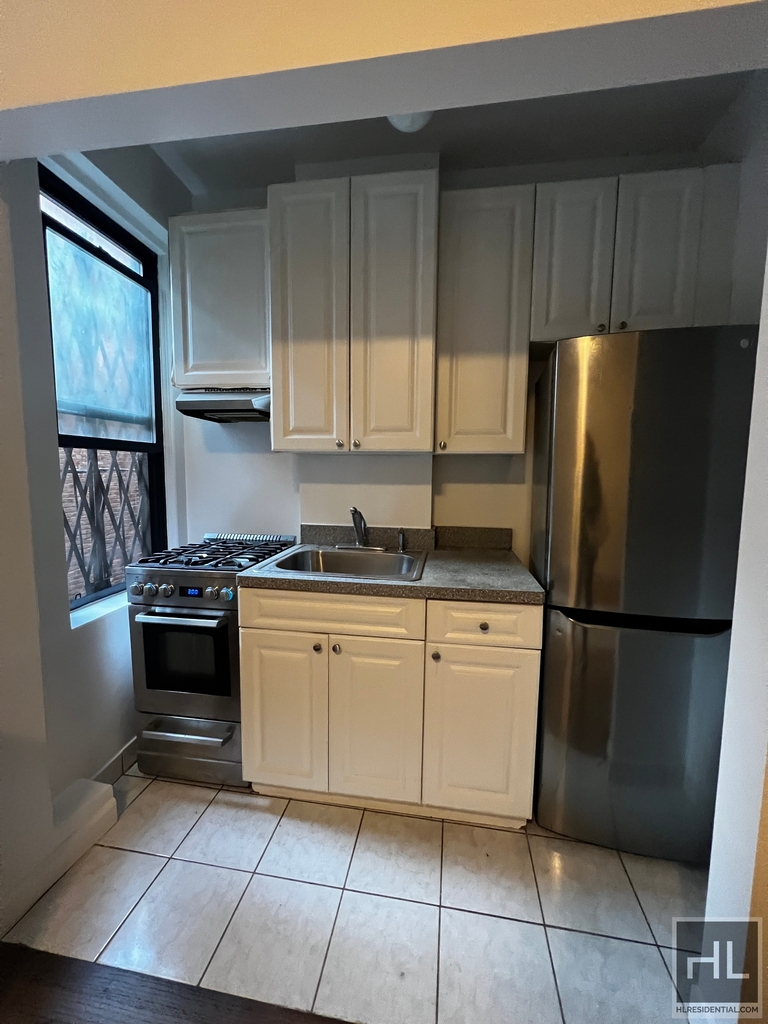 West 10th Street - Photo 1