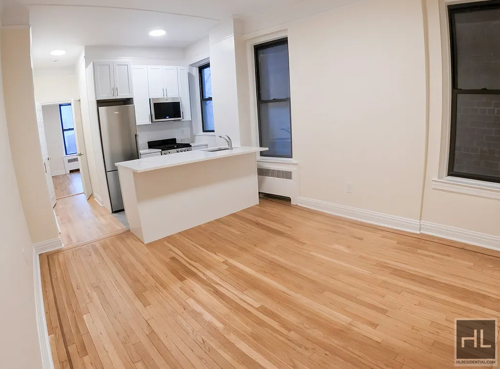 East 82 Street - Photo 0