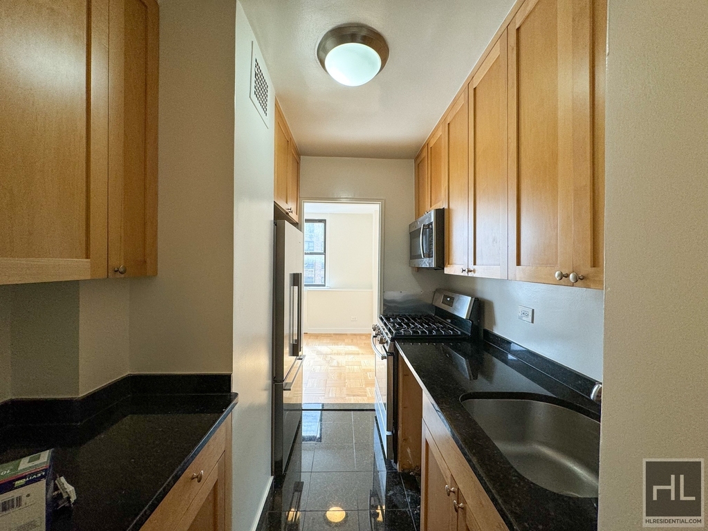 East 79th Street - Photo 4