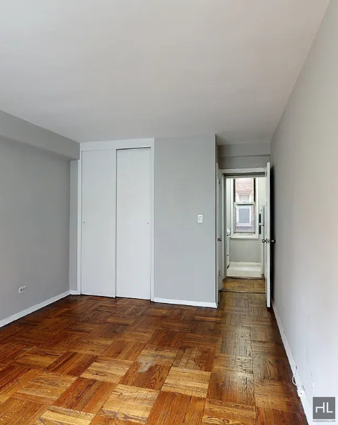 East 58 Street - Photo 1