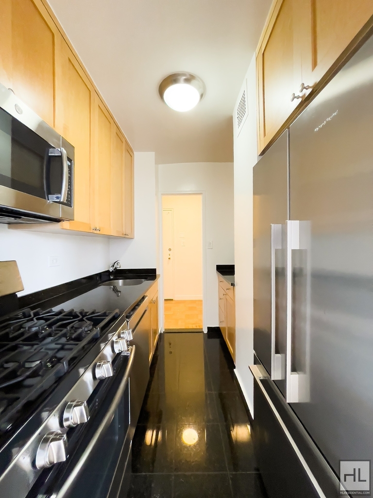 East 79th Street - Photo 4