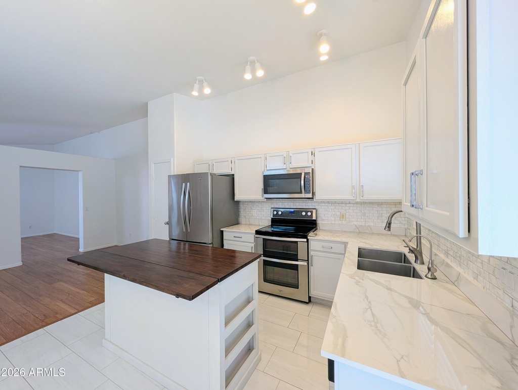 2824 W Angela Drive - Photo 19