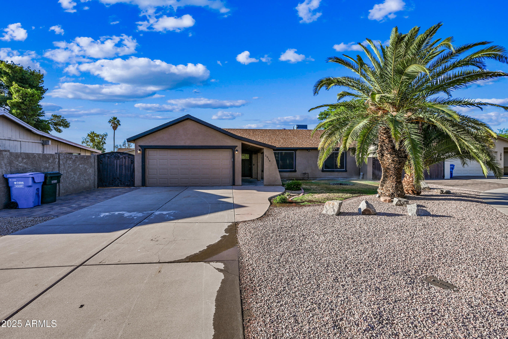 2914 E Michelle Drive - Photo 0