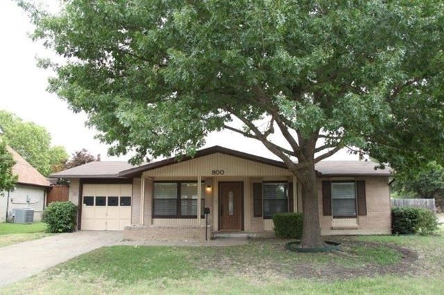 800 Brentwood Lane - Photo 0