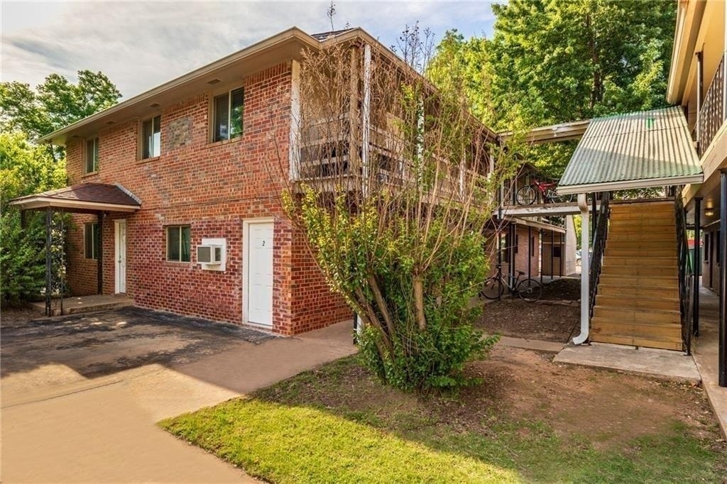 319 E Edwards Street - Photo 0