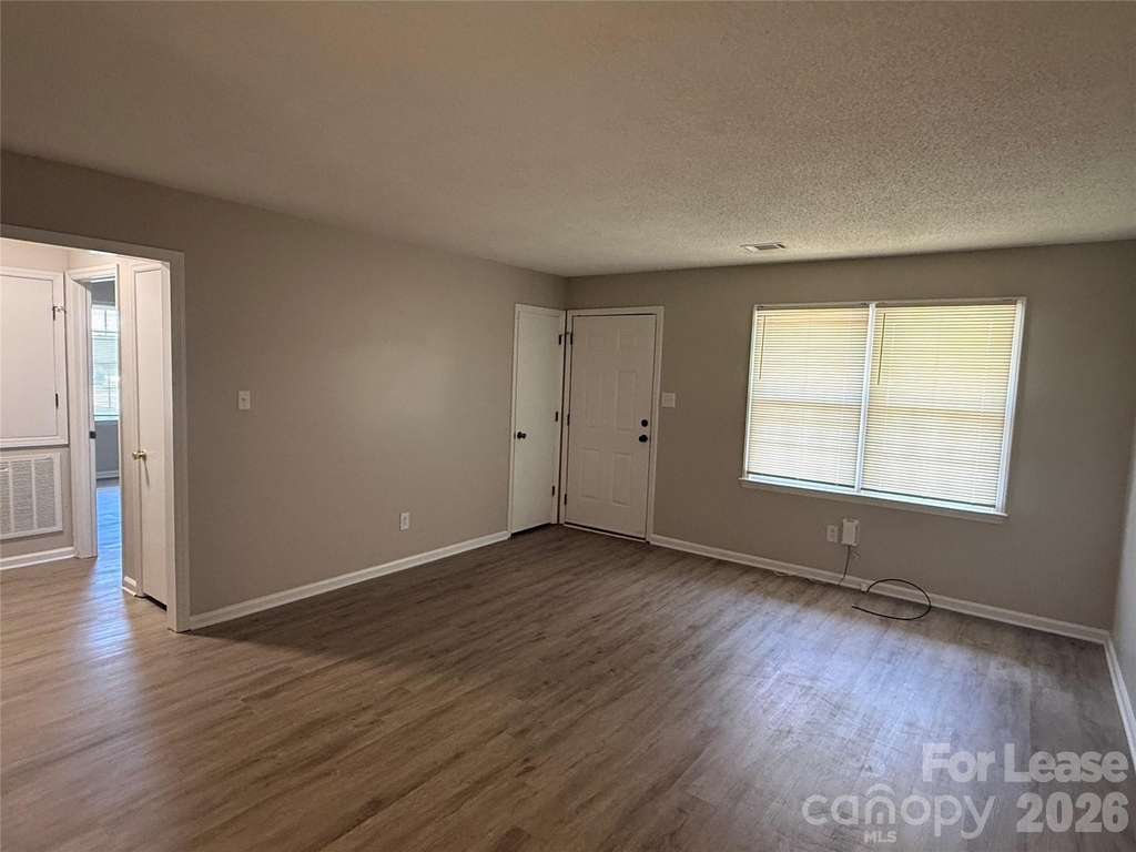 314 Hamilton Drive Ne - Photo 1