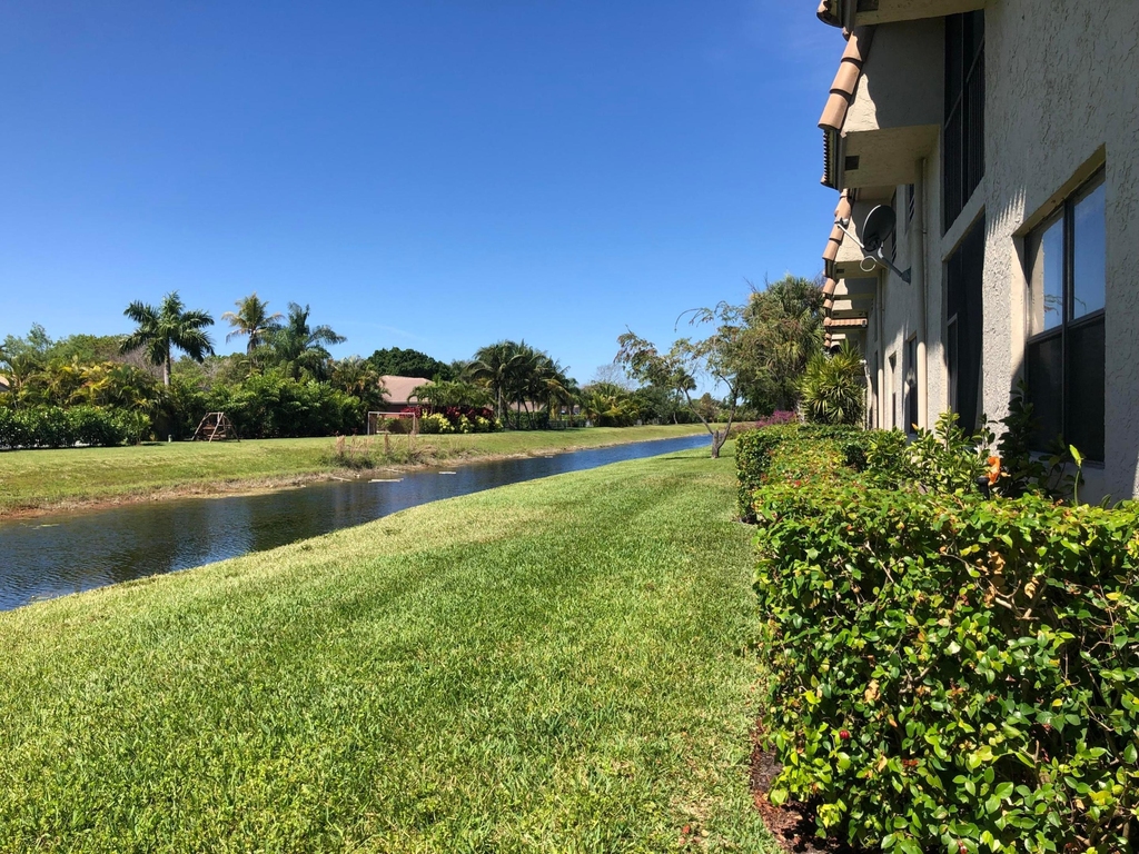 10714 Royal Palm Boulevard - Photo 14