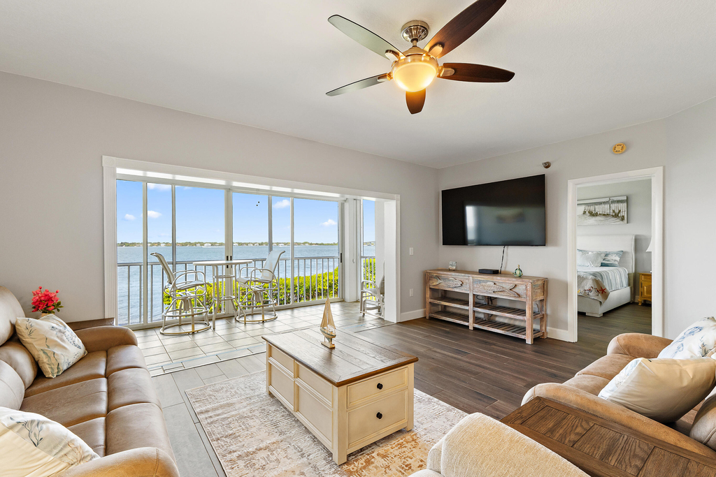 164 Ne Edgewater Drive - Photo 1