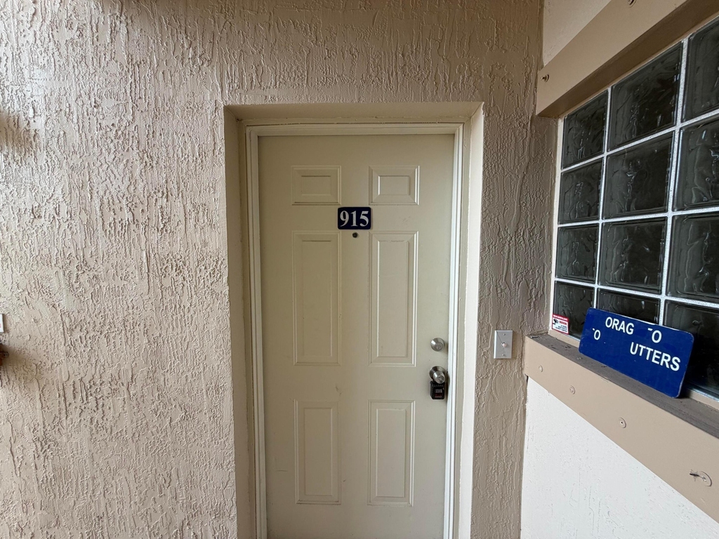 1095 Golden Lakes Boulevard - Photo 3