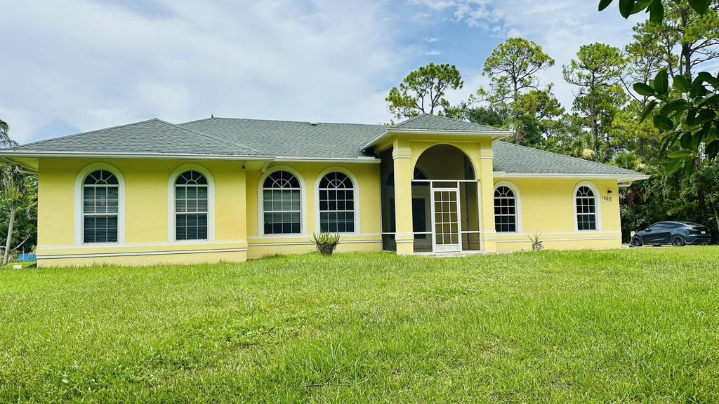 16611 68th Street N - Photo 1