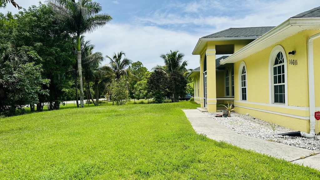 16611 68th Street N - Photo 3