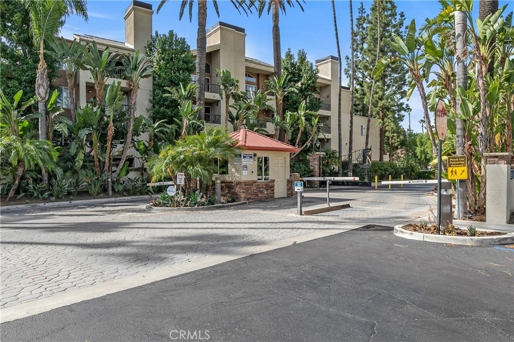 5500 Owensmouth Avenue - Photo 1