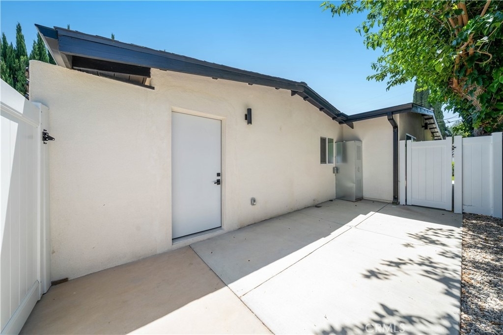 22926 Leadwell Street - Photo 3