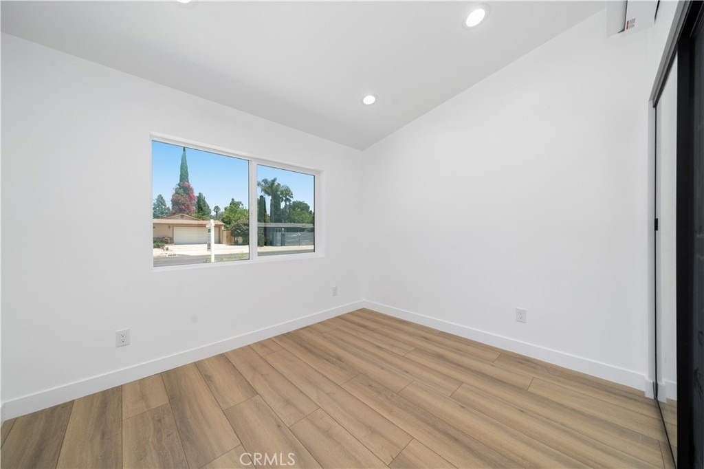 22926 Leadwell Street - Photo 8