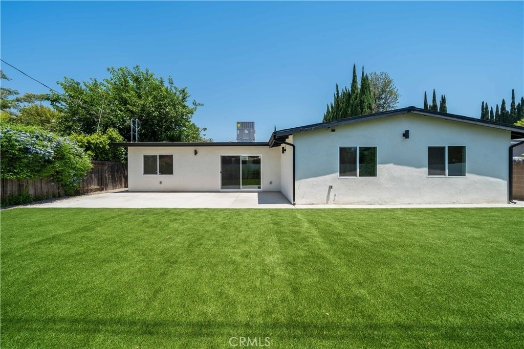 22928 Leadwell Street - Photo 29