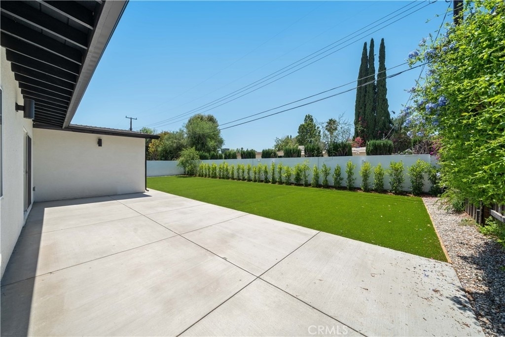 22928 Leadwell Street - Photo 24