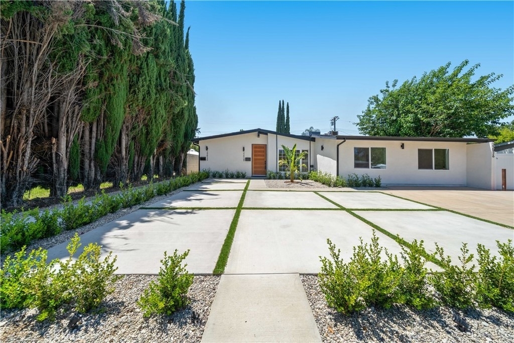 22928 Leadwell Street - Photo 0