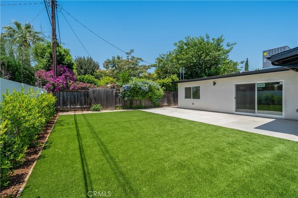 22928 Leadwell Street - Photo 28