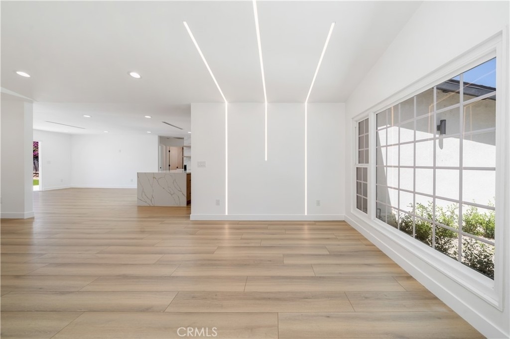 22928 Leadwell Street - Photo 3