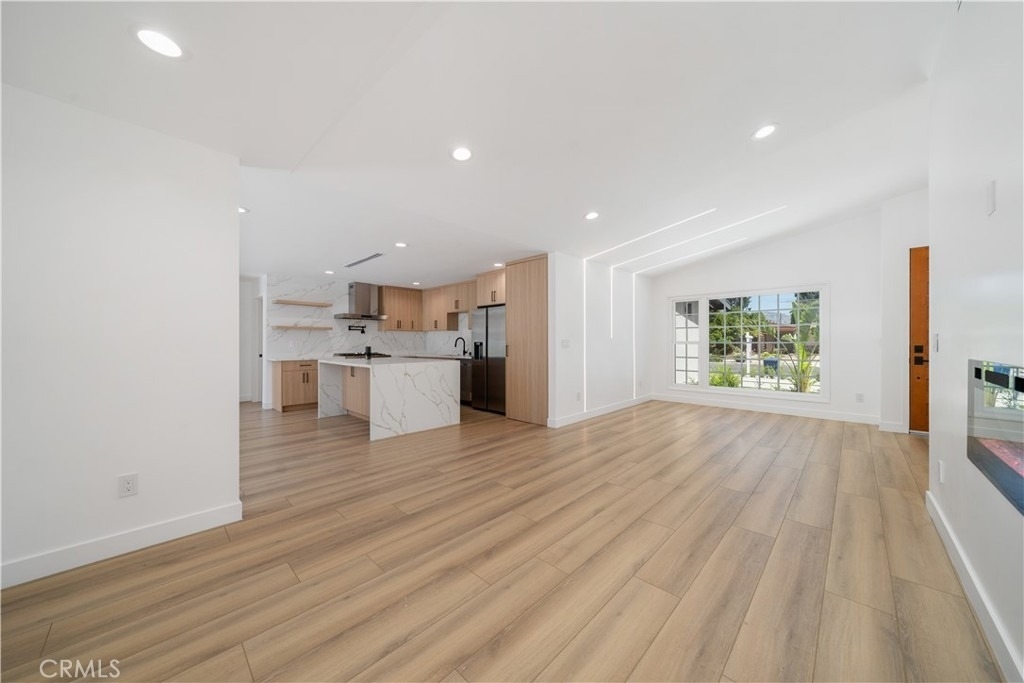 22928 Leadwell Street - Photo 6
