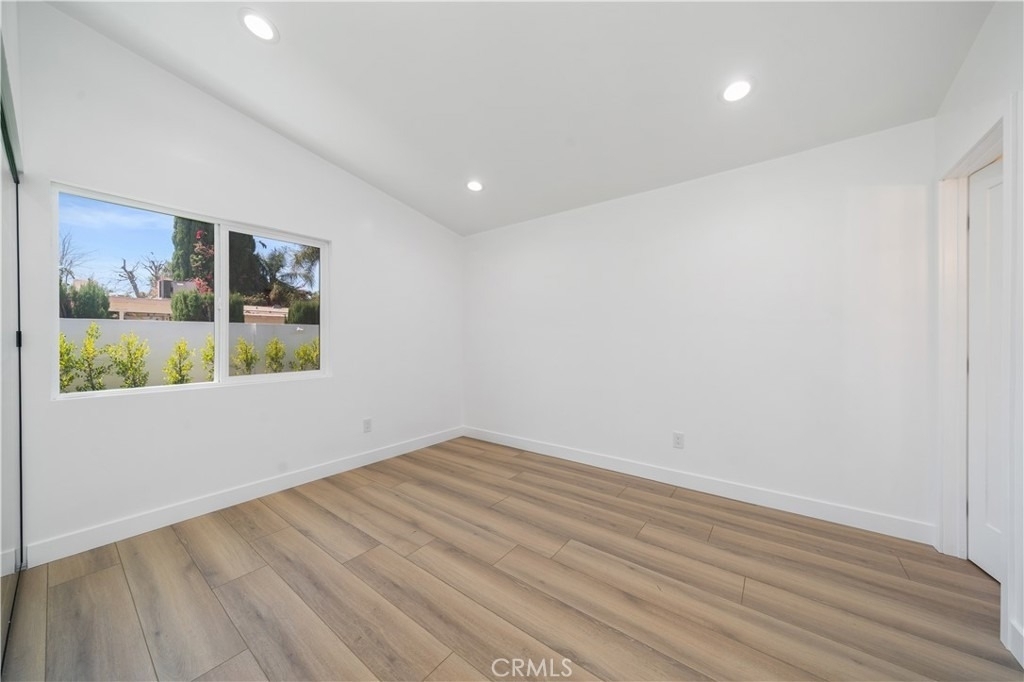 22928 Leadwell Street - Photo 15