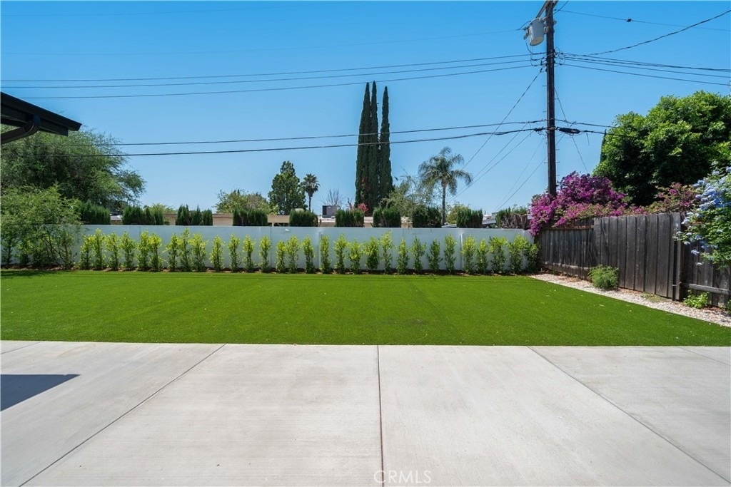 22928 Leadwell Street - Photo 22