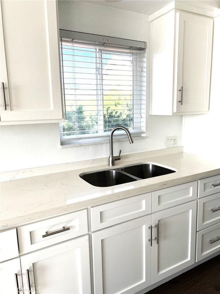 1443 W 9th Street - Photo 9