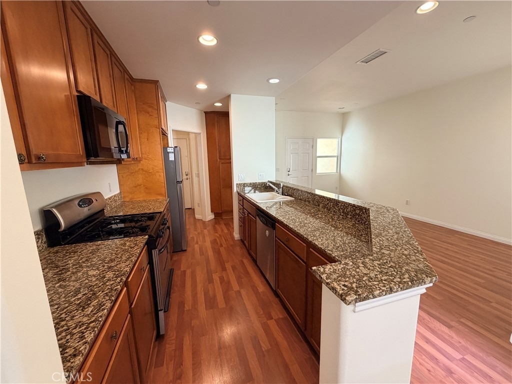 1323 Post Ave - Photo 2