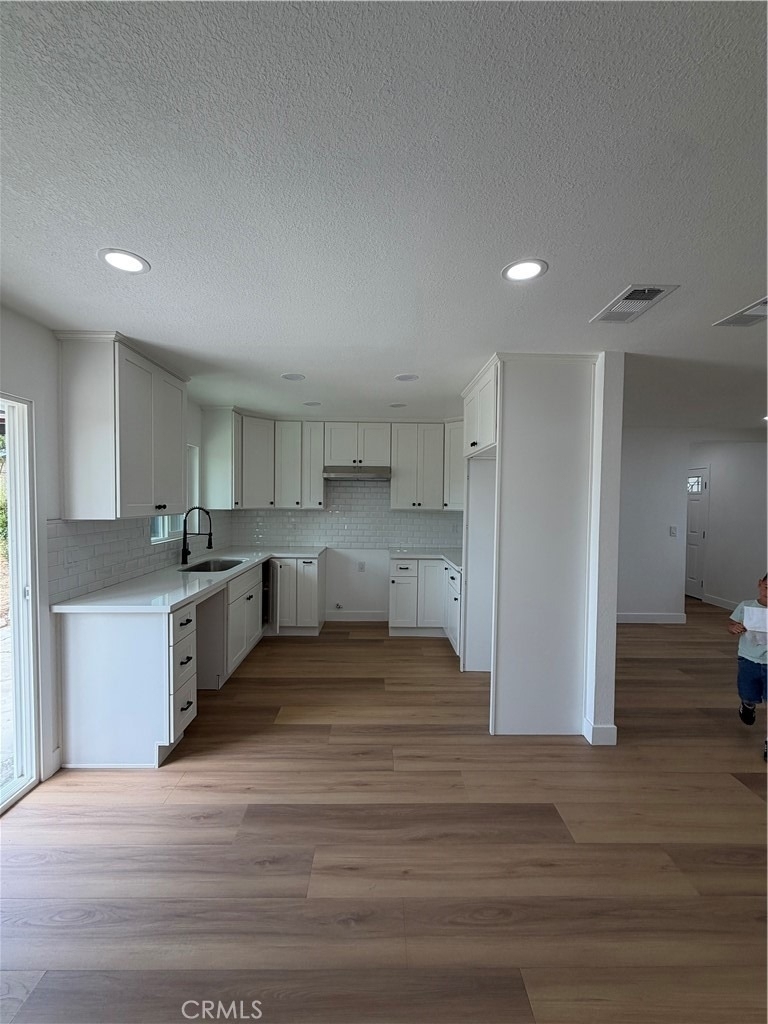 527 W 10th - Photo 3