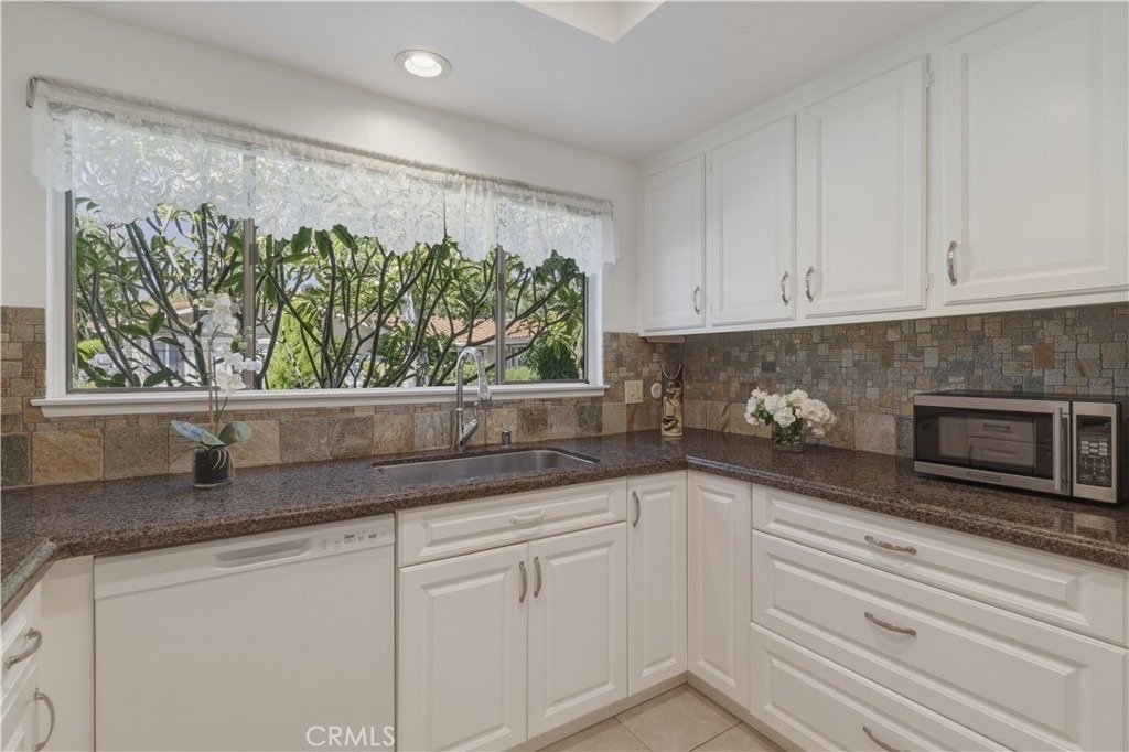 2022 Via Mariposa East - Photo 9