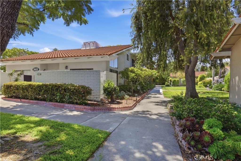 2022 Via Mariposa East - Photo 3