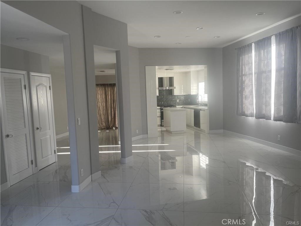 2256 Montrose Ave - Photo 3