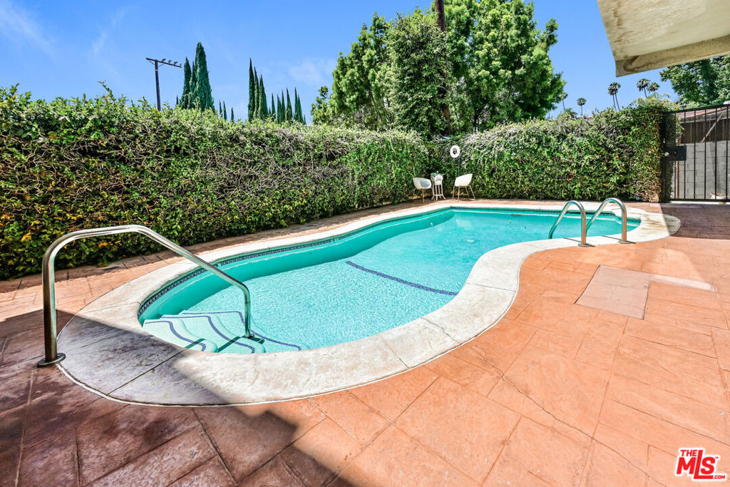 237 N Almont Drive - Photo 10